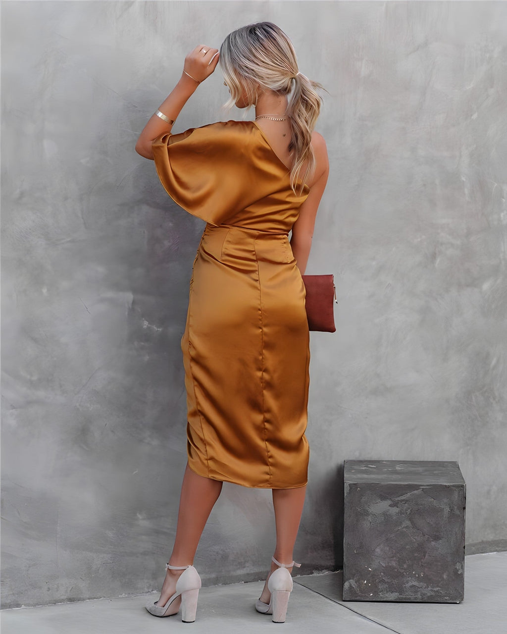 Serina | Kvinders Enskulder Draperet Satin Midikjole